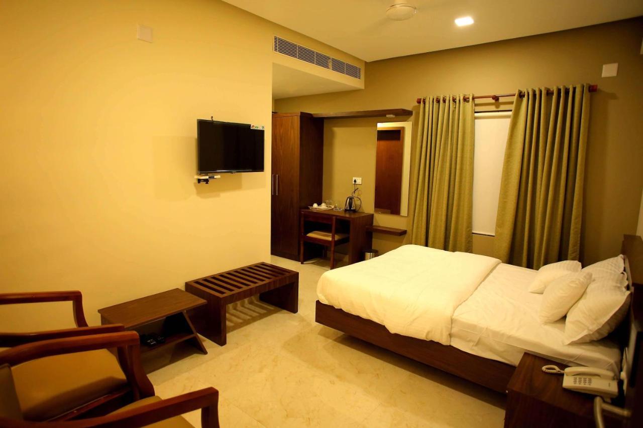 Kira Palace Residency Hotel เออร์นาคูลัม ภายนอก รูปภาพ