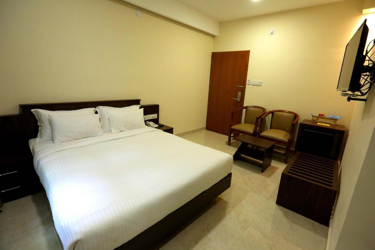Kira Palace Residency Hotel เออร์นาคูลัม ภายนอก รูปภาพ